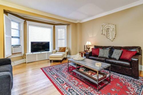 a living room with a couch and a table at Brownstone in Gold Coast - Downtown in Chicago