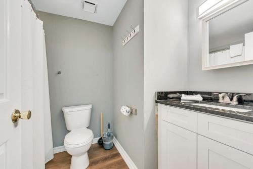 een witte badkamer met een toilet en een wastafel bij 715a - Settle into Soulard 4 beds 2 full baths in Soulard