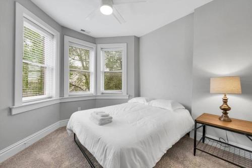 una camera bianca con letto e finestre di Stunning Townhome 916 in The Grove a Tower Grove