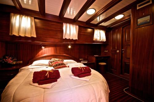 sypialnia z dużym łóżkiem w łodzi w obiekcie Silver w mieście Palermo
