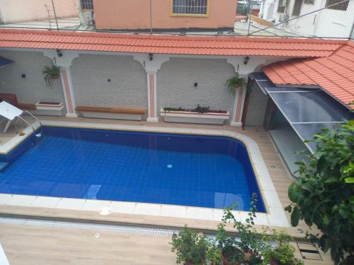 vista sul tetto di una piscina di fronte a una casa di GARZOQUIL a Guayaquil