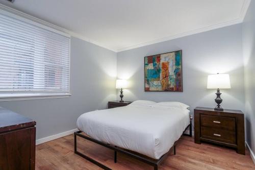 1 dormitorio blanco con 1 cama y 2 mesitas de noche en MTM Fully Furnished Rental in Old Town - 2 Beds, en Chicago