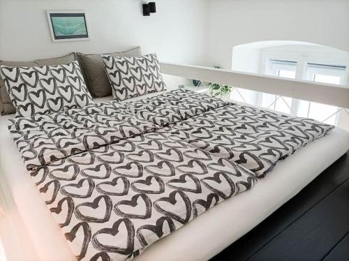 Ένα ή περισσότερα κρεβάτια σε δωμάτιο στο Loft Bed Studio with FREE Parking, 2 Bikes! Self check in, Wi-Fi, AC