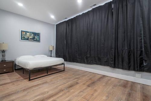 1 dormitorio con cama y cortina negra en MTM Fully Furnished Rental in Old Town - 2 beds en Chicago