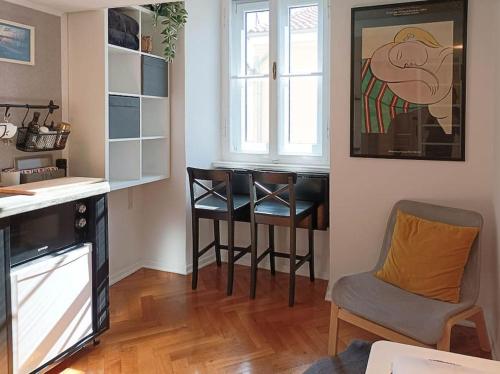 Loft Bed Studio with FREE Parking, 2 Bikes! Self check in, Wi-Fi, AC