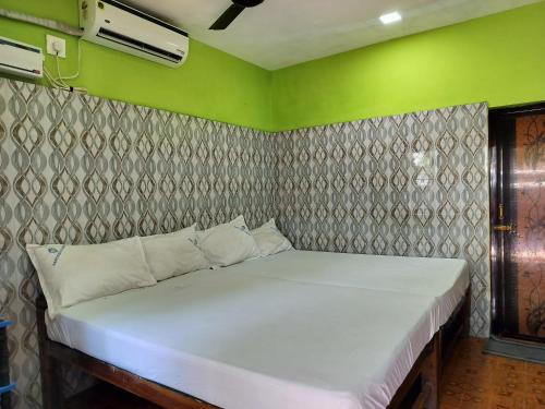 En eller flere senge i et værelse på Arputha Lodge