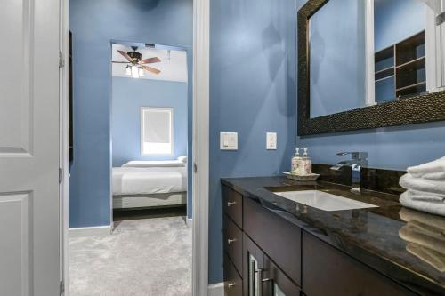 Baño azul con lavabo y espejo en Lovely 2-Bedroom Unit in Springfriend, en Springfield