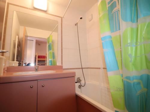 une salle de bain avec un lavabo et un rideau de douche dans l'établissement Studio cabine climatisé à Sète avec parking et terrasse - FR-1-472A-138, à Sète