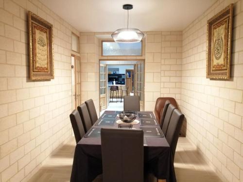 une salle à manger avec une longue table et des chaises dans l'établissement La dolce vita (150m2) : maison 4 chambres, à Anzin