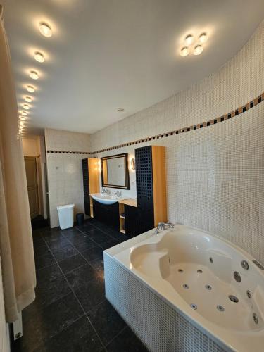 Habitación con baño con bañera grande. en Guest Room Utrecht, en Utrecht