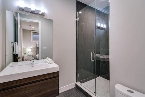 uma casa de banho com um lavatório e um chuveiro em Stunning Duplex Condo #1 - Downtown River North em Chicago