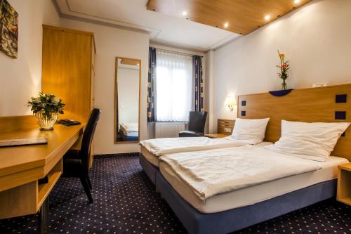 Un pat sau paturi într-o cameră la Hotel Krone