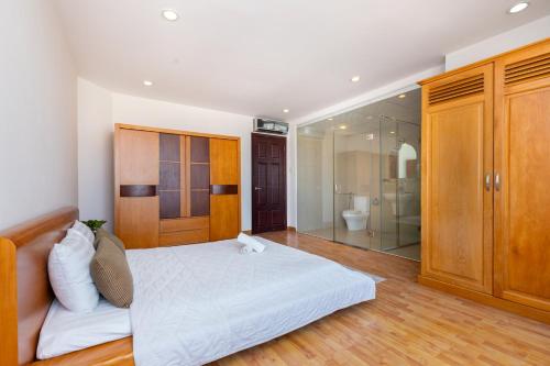 een slaapkamer met een groot bed en een douche bij Silver Sea Tower in Vung Tau