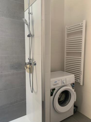 bagno con lavatrice e doccia di Casa de la abuela pequeña a Teruel
