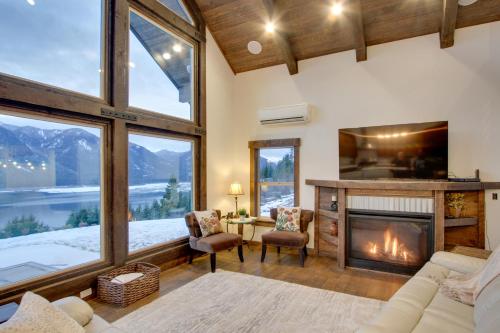 a living room with a fireplace and a tv at Shared Game Room Dazzling Cle Elum Home in Ronald