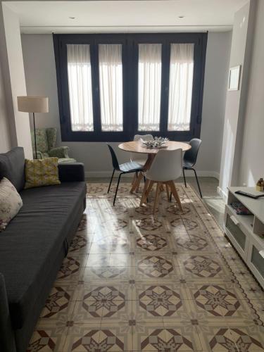 un soggiorno con divano, tavolo e sedie di Casa de la abuela pequeña a Teruel
