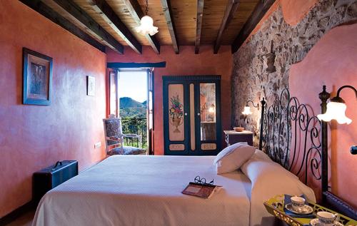 a bedroom with a large bed in a room at La Portiella del Llosu in Pandiello