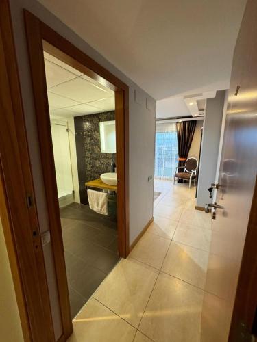 a hallway with a door leading to a room at Apartamento Amposta in Salou
