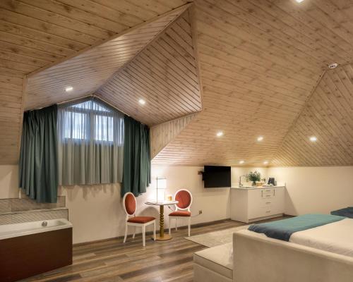 a bedroom with a bed and a table and chairs at Palace Hotel de Midões in Midões