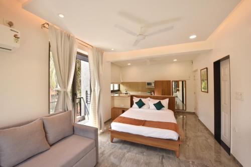 Postel nebo postele na pokoji v ubytování Lembranca Studios & Suites Near Famous FLOATING CASINOS of Goa