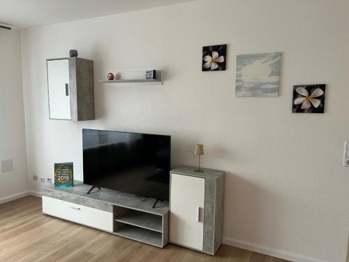 a living room with a flat screen tv on a wall at Bruchköbel 3 auch für Monteure in Bruchköbel