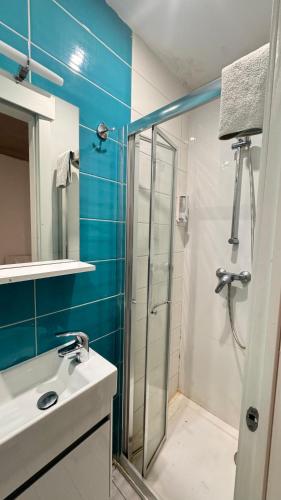 W łazience znajduje się szklana kabina prysznicowa i umywalka. w obiekcie UBM PV w mieście St. Julian’s