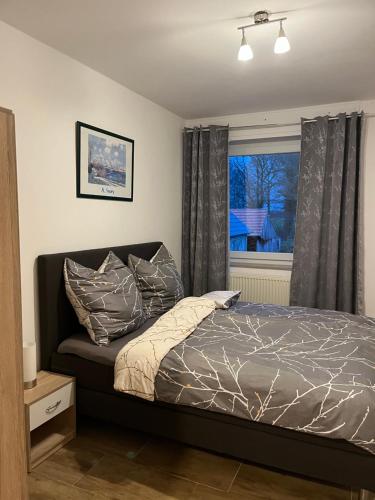 a bedroom with a bed and a window at Wunderschöne Ferienwohnung mit Balkon auf dem Bauernhof in Greven