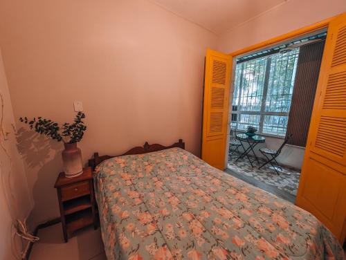 a bedroom with a bed and a window at Raridade em Botafogo in Rio de Janeiro
