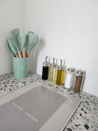 un comptoir contenant trois bouteilles d'huiles essentielles dans l'établissement THE BEDROOM - proche aeroport Lyon, groupama stadium, ldlc arena, eurexpo, viaRhôna, à Jonage