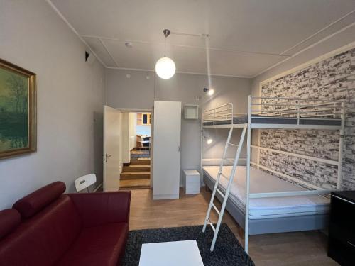 a living room with a couch and bunk beds at Central, university - centralt, högskolan in Halmstad
