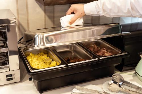 un chef está preparando comida en una cocina en Palace Hotel de Midões en Midões