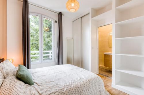 une chambre blanche avec un lit et une fenêtre dans l'établissement Cocon Terracotta - Appart Cosy - RER Choisy-le-Roi, à Choisy-le-Roi