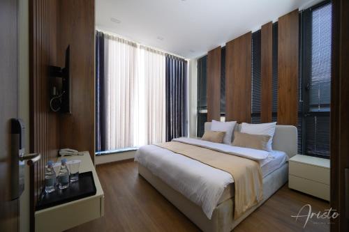 Giường trong phòng chung tại Aristo Boutique Hotel