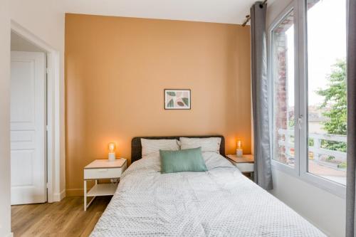 une chambre avec un grand lit et une fenêtre dans l'établissement Cocon Terracotta - Appart Cosy - RER Choisy-le-Roi, à Choisy-le-Roi