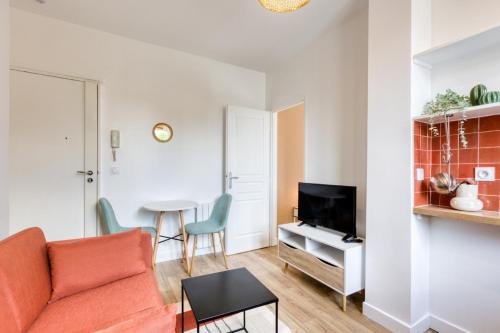 un salon avec un canapé et une table dans l'établissement Cocon Terracotta - Appart Cosy - RER Choisy-le-Roi, à Choisy-le-Roi