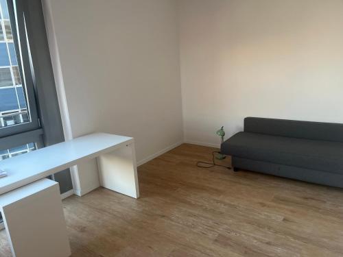 sala de estar con sofá y mesa en Central apartment, en Dresden