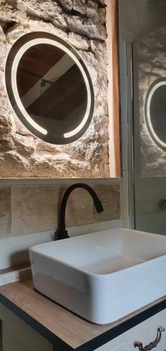 La salle de bains est pourvue d'un lavabo et d'un miroir. dans l'établissement Rêve de Campagne 2, à Xanton-Chassenon