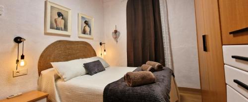 1 dormitorio pequeño con 1 cama en una habitación en DS Puente-Romano Suite, en Córdoba