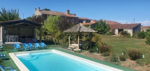 une piscine devant une maison dans l'établissement Rêve de Campagne 2, à Xanton-Chassenon
