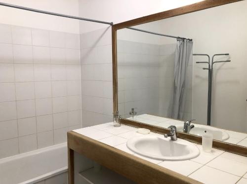 une salle de bain avec un lavabo et une baignoire dans l'établissement Château du Fenouillet - Logement Porquerolles 72M2, à Hyères