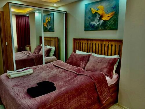 1 dormitorio con 1 cama grande y espejo en Free House, elegant, fully equipped with sought after location in the city en Van