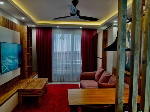 uma sala de estar com um sofá e uma televisão em Free House, elegant, fully equipped with sought after location in the city em Van