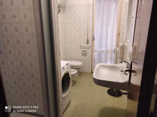 bagno con lavandino e servizi igienici di Residence Carmen a Falconara Marittima