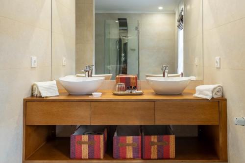 La salle de bains est pourvue de 2 lavabos et d'un miroir. dans l'établissement Douro Mool Guest House, à Lamego