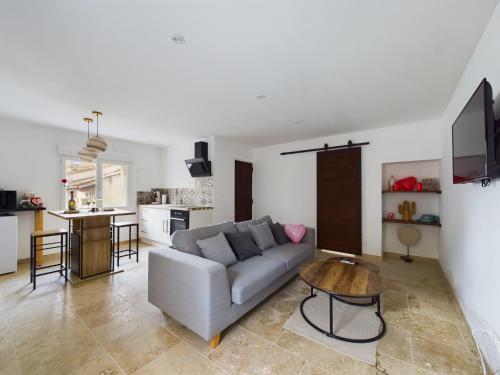 un salon avec un canapé et une table dans l'établissement Pic love, 2 personnes jacuzzi, à Châteaurenard