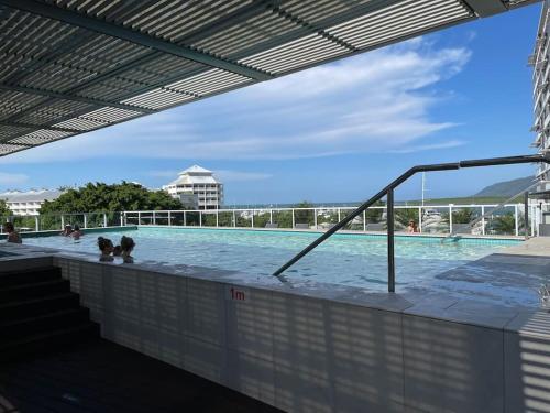 uma piscina com água azul num edifício em Stunning Water View Apartment - Pool, Gym, Sauna. em Cairns