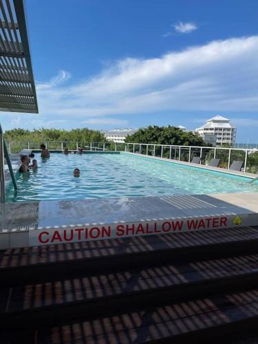 Πισίνα στο ή κοντά στο Stunning Water View Apartment - Pool, Gym, Sauna.