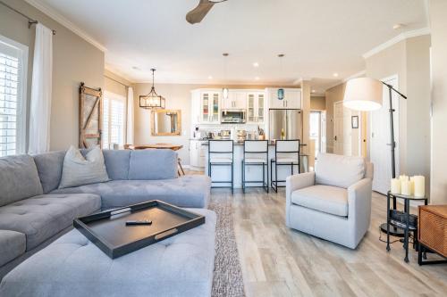 Χώρος καθιστικού στο Stunning Magnolia Greens Golf Resort Condo