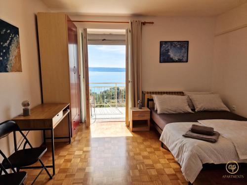 Un pat sau paturi într-o cameră la Seaview Apartments Manzoni