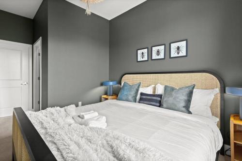 Posteľ alebo postele v izbe v ubytovaní An Alluringly Cozy Suite Xcape
